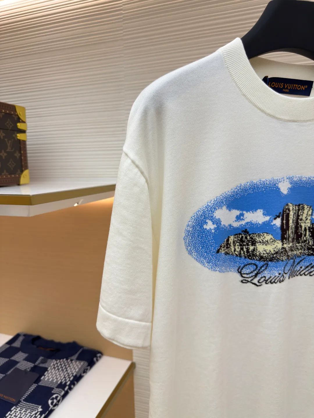 LOUIS VUITTON Kojima jacquard woolen T-shirt ●Authentic product: 10700 purchased and developed ●Item number: 1680272-A65 ●Fabric: combed cotton fabric ●Technology: jacquard production ●Version: fitted version ●Weight: about 240 grams ●Size: XS-S-M-L ●Description: Knitted using an ultra-fine 16-needle computerized flat knitting machine. The patterns are drawn manually by experienced painters. Each stitch is highlighted in detail. Each stitch is exactly the same as the original. The width and height of the pattern are 98%. The wool is dyed and dyed using 101/2 fully combed cotton. The color is 99% similar to ordinary cotton in the market. Comparing the yarn version, our 101/2 count fully combed cotton has a more delicate texture, and the fiber of the raw material reaches 25-35 mm, which makes the woven fabric more delicate, and the clothes are not easy to wrinkle, and the anti-pilling can reach level 4-5; on the contrary, clothes made of ordinary cotton yarn are easy to wrinkle, and will have wrinkles after being worn once, and will pill after being used a few times. The overall wiring is straight and delicate, the fabric is comfortable and soft, and the color is consistent without color difference. It can be matched with the same style to create a fashionable look and control various occasions. Customized accessories, complete with three standards, same style for men and women!